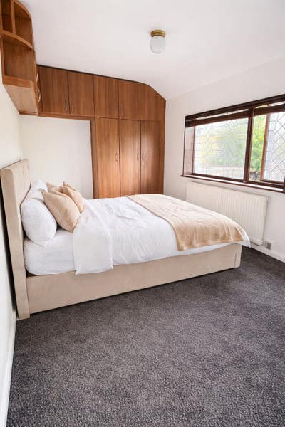 Large Double Room with Built-in Storage – Tilbury  Main Photo