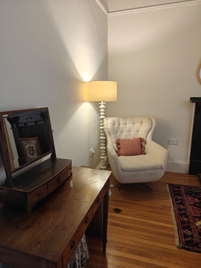 Spacious Room in family home ⭐️available by the wk Main Photo