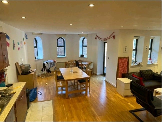 Bright room in great location, lovely flatmates Main Photo