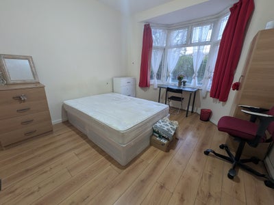 Close to Plaistow Station-All Bills/WiFi Included Main Photo