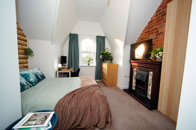 Spacious Top Floor Studio-Style Room | En-suite Main Photo
