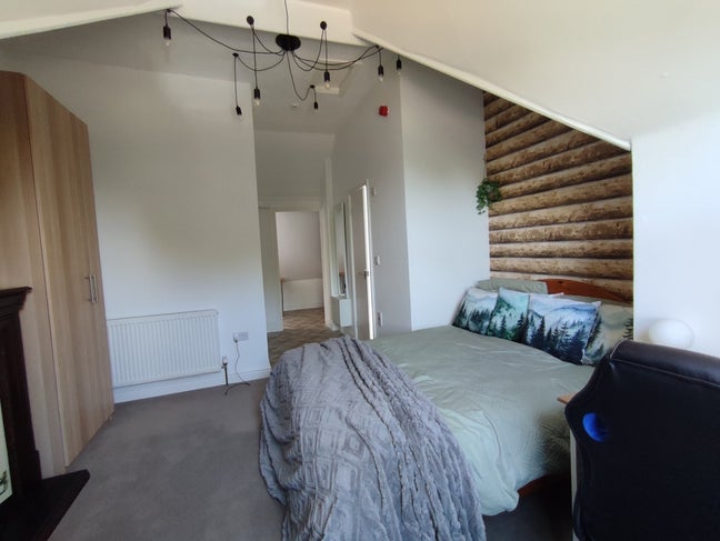 Spacious Top Floor Studio-Style Room | En-suite Main Photo