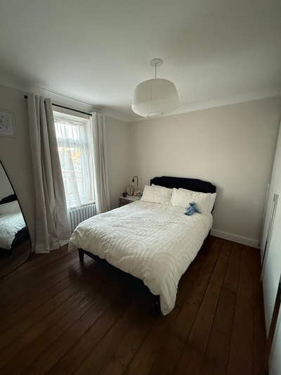 Double bedroom in spacious house Main Photo