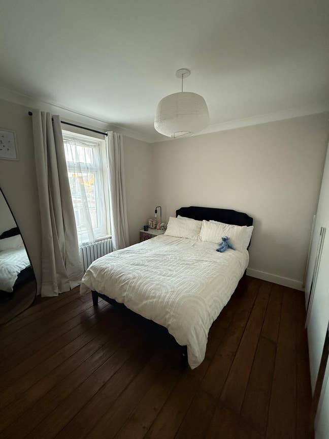 Double bedroom in spacious house Main Photo