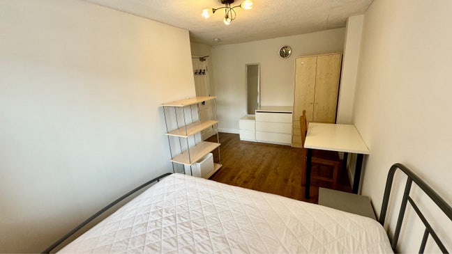 Spacious Double Room - Oldbrook MK6 Main Photo
