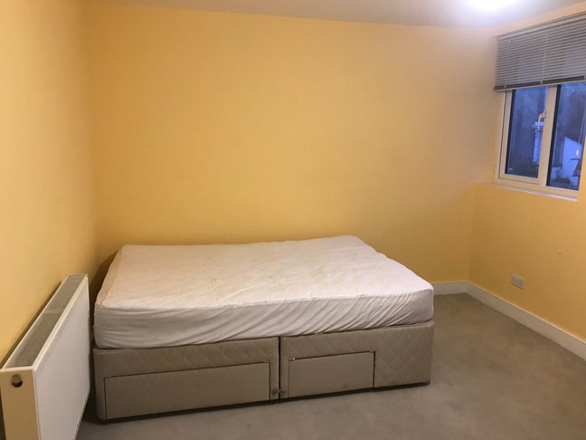 Large Double Room (15sqm) close to centre Main Photo