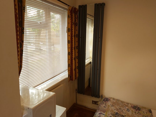 Immediately available newly decorated small studio Main Photo