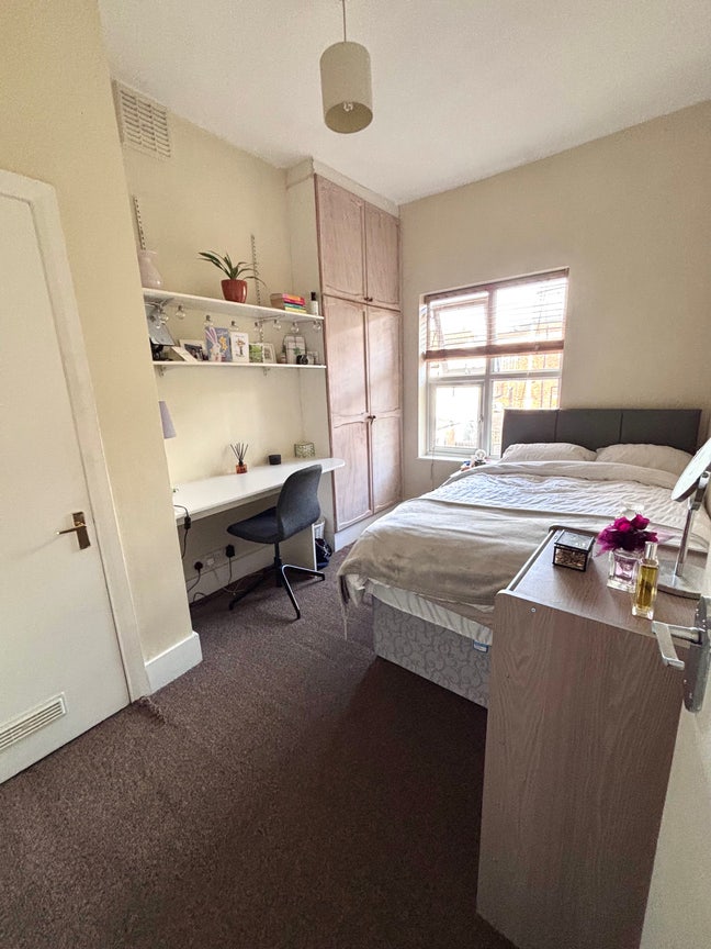 Double room in friendly 4 bed house  Main Photo