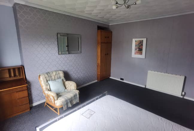 Sunny room with big windows and pleasant outlook Main Photo