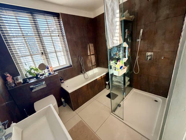 Huge Double Bedroom in Large Spacious House in NW4 Main Photo