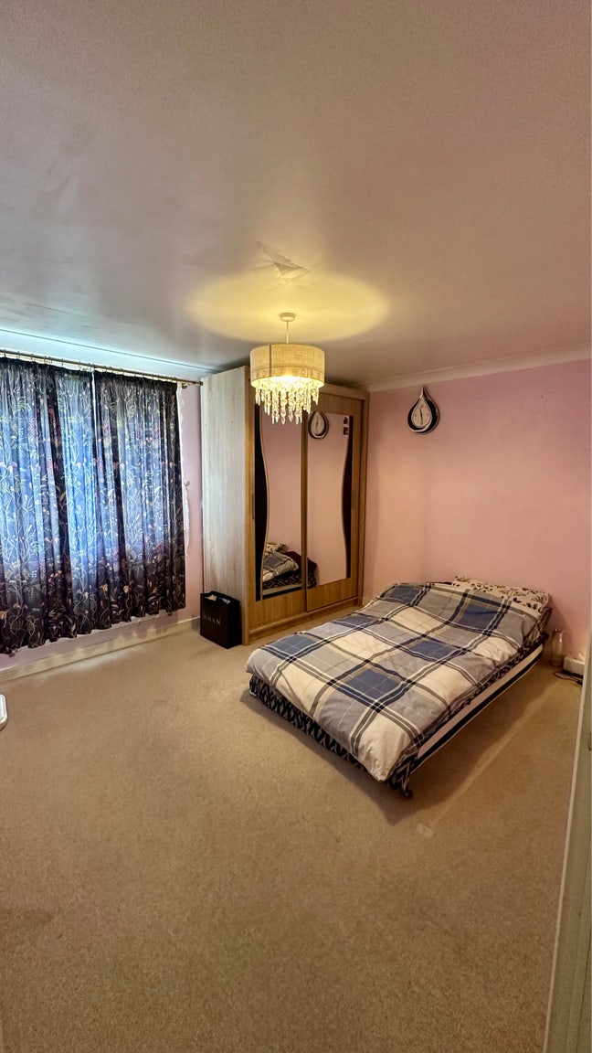 Spacious Master Bedroom for Rent Main Photo