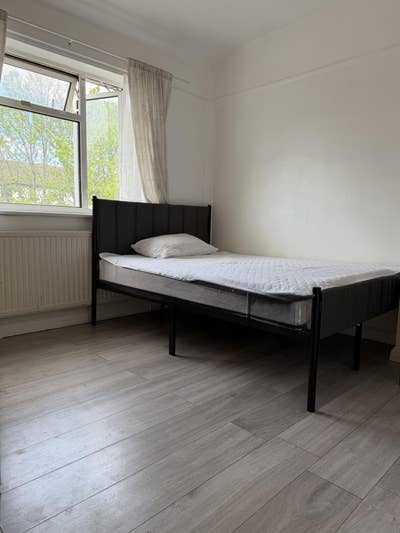 Double Room 4 mins walk from Greenford Station  Main Photo
