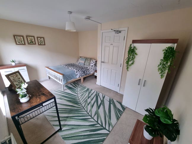 Large Double Epsom KT17 Near to City and Station Main Photo