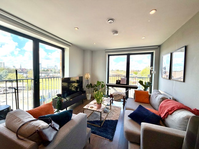 [GIRLS ONLY] Double bedroom in modern 3-bed flats Main Photo