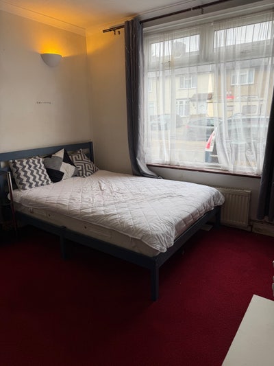 Room available for rent at RM9 5XU Main Photo