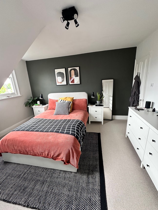 Spacious double room available  Main Photo