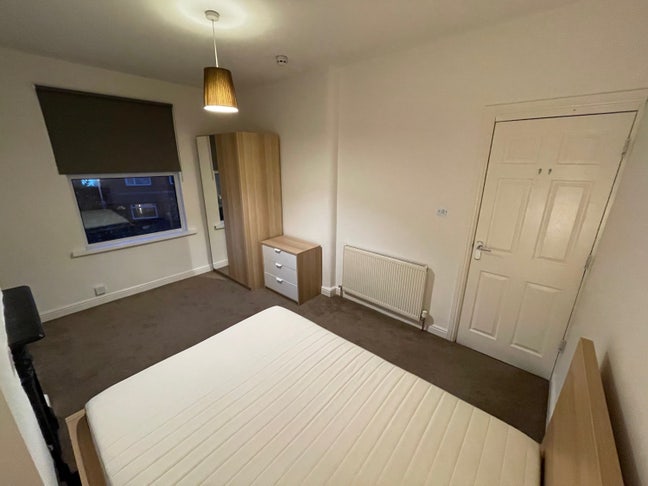 Spacious large double room close to City Centre Main Photo