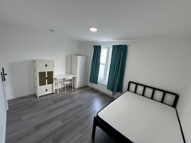 All inclusive Large Ensuite double room Watford Main Photo