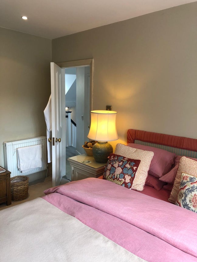 Short let room in pretty house in Chiswick Main Photo