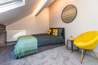 Central Double Room Available in HX1 Main Photo