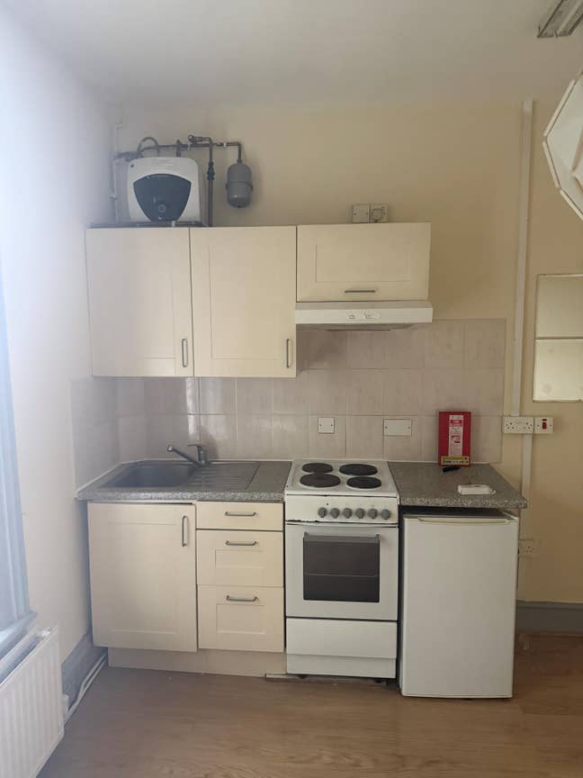 Spacious bedsit with kitchenette – shared bathroom Main Photo
