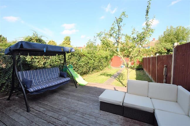 Nice 3 Bed House W Pvt Garden & Driveway-Chadwell  Main Photo