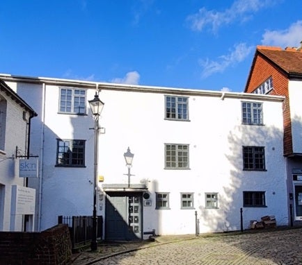 Stunning 2 bedroom flat in the heart of Guildford Main Photo