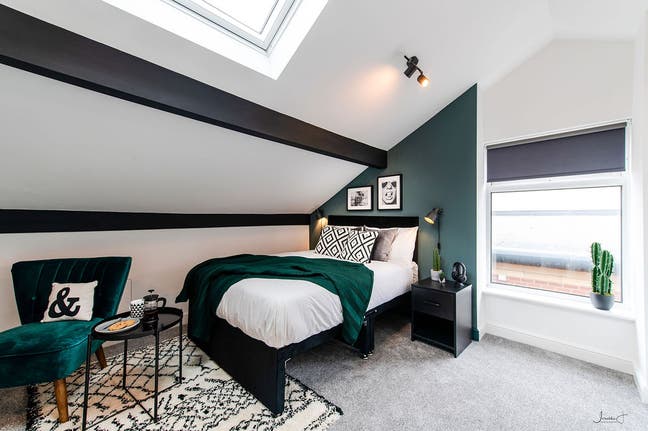 En-Suite Doubles, 10 Mins to Metrolink & The Rock Main Photo