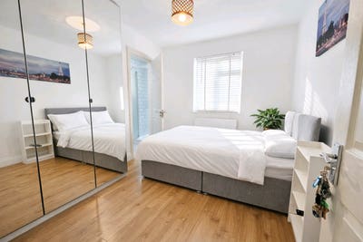 Ensuite Bedroom - 11 mins to Canary Wharf Main Photo
