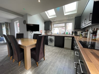 Contemporary Living: Modern En-suite Rooms Now! Main Photo