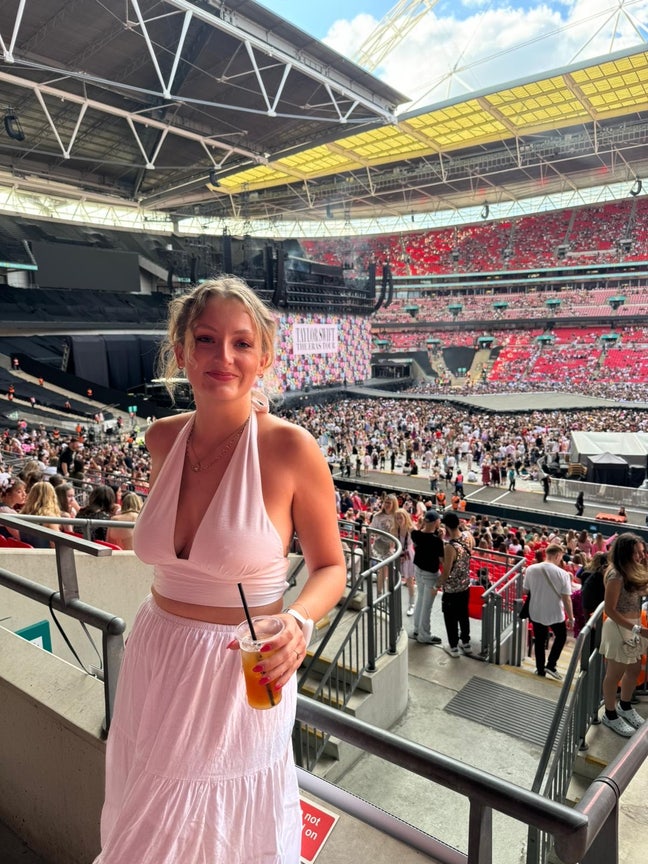 27 year old professional looking for social house Main Photo