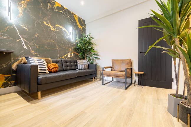 Stunning En-Suite Room in Prime BT5 Location! Main Photo