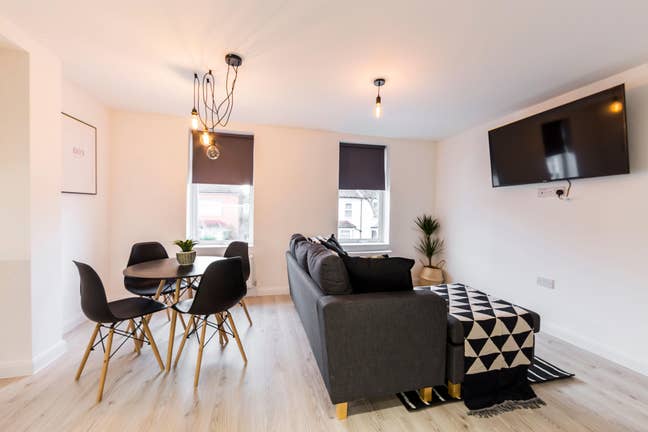 🚌 Commuter’s Dream! Close to Hospital, Bus & Rail Main Photo