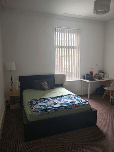 Spacious double room in a Victorian building  Main Photo