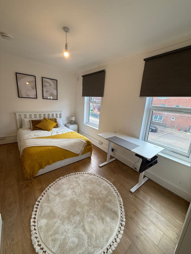 Large Ensuite Room | 5 Bed House in East India Main Photo