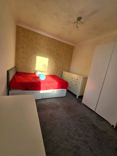 1 double bedroom available for couple/students Main Photo
