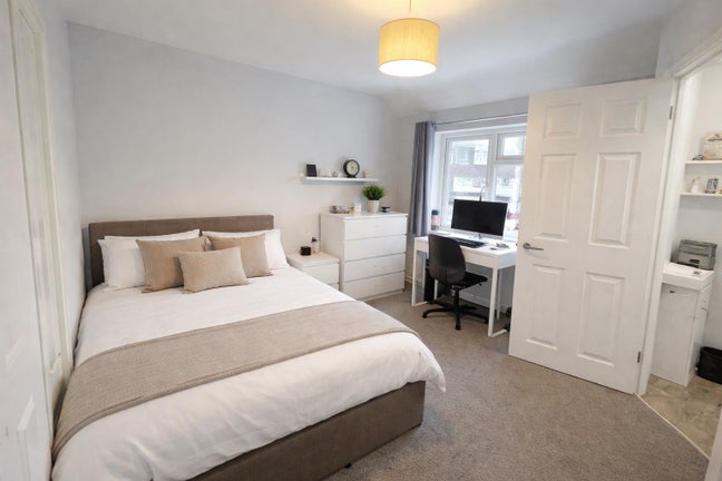 &pound;850pcm Ensuite double all bills included Main Photo