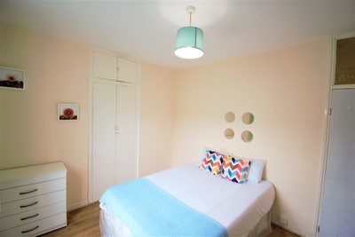 Modern Room in White City Flat –All Bills Included Main Photo