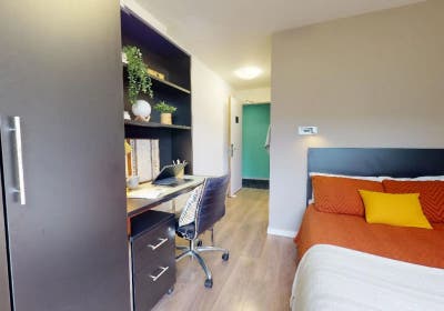 Modern ensuite room in student residence Main Photo