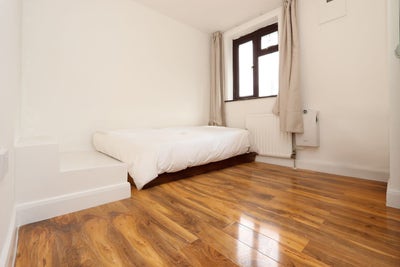 Large and Cozy Double Room Near Custom House Main Photo