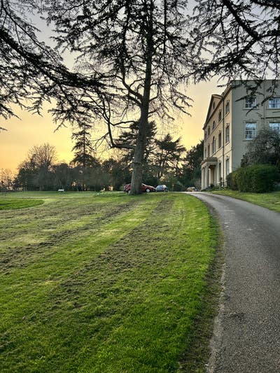 Beautiful Double Room in 18th Century Home Main Photo