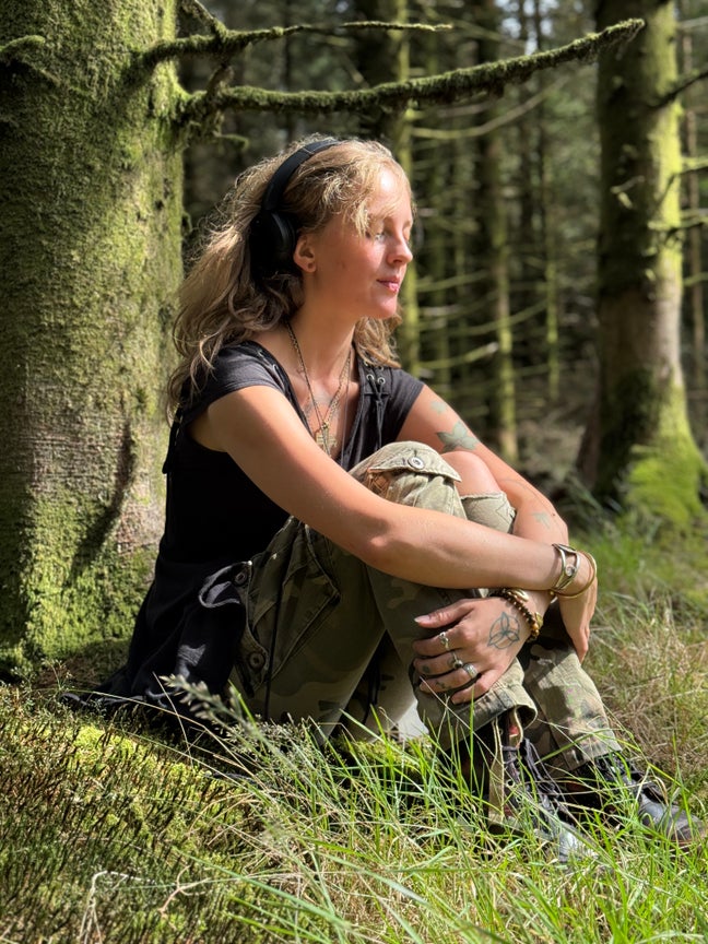 I am a female aged 23. I am looking for a dou... Main Photo