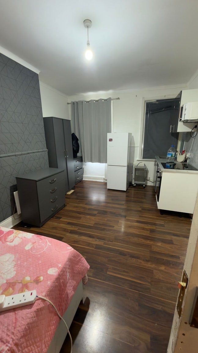 🚨🔥 Sale 🔥🚨 Studio to Let in –  Edgware Main Photo