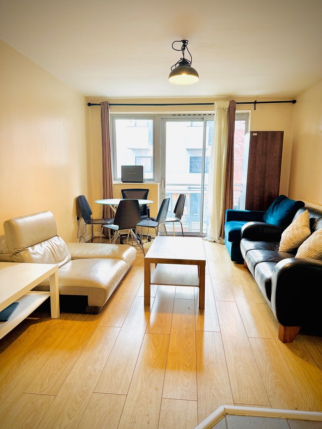 Ensuite room available in a 2 bed room flat Main Photo