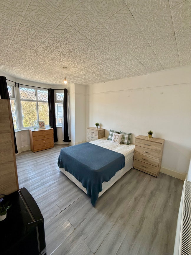 Double ensuite ready to move in  Main Photo