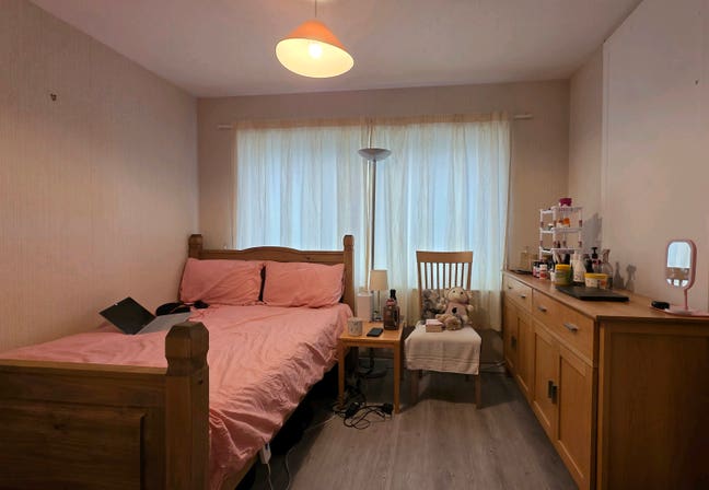 Looking for a female to take over my lovely room Main Photo