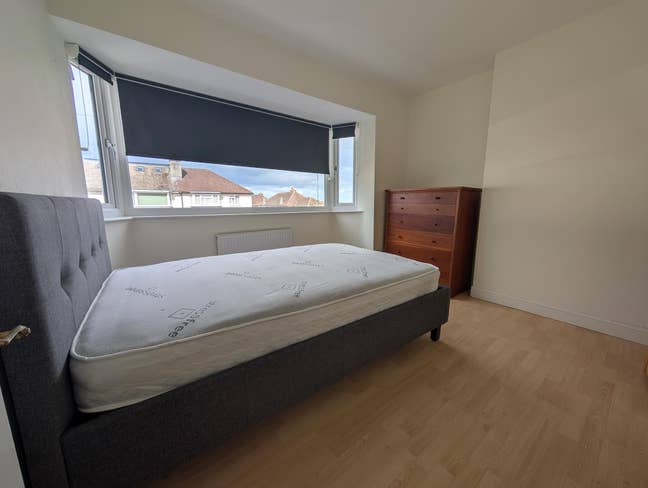 4ft bed in double room in spacious 3 bed house Main Photo