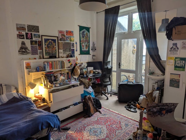 Large room available in communal house! Main Photo