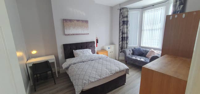  Beautif large  room beside Royai Victoria  hospit Main Photo