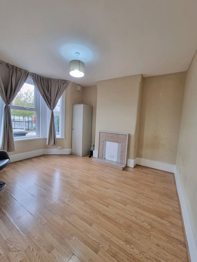 Specious double Room in Bruce Groove station  N17 Main Photo